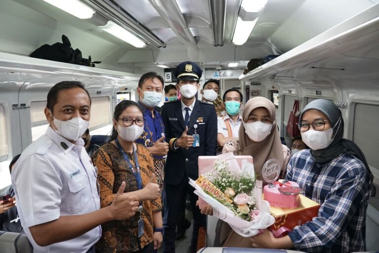 KAI Bagi-bagi Cokelat dan Bunga