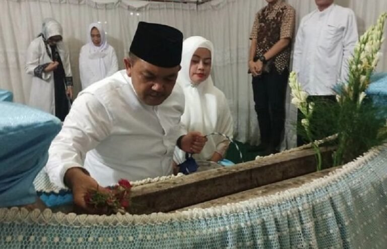 Ziarah Makam Ki Ageng Pandanaran I, Bupati Semarang Doakan Masyarakat