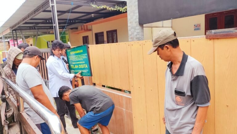 Nunggak Hutang Perumahan Disita