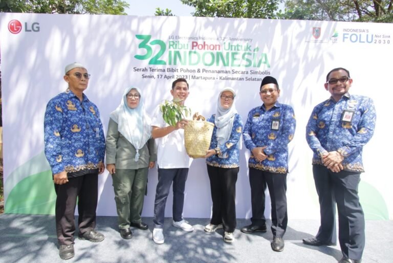 Sambut Hari Bumi, LG Serahkan 13.000 Bibit Tanaman