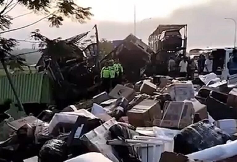 Truk Rem Blong Tabrak 7 Kendaraan di Tol Boyolali, 6 Tewas