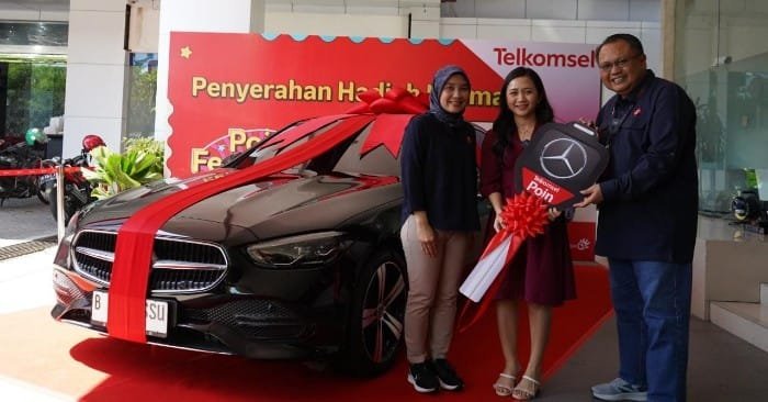 Pelanggan Telkomsel Semarang Raih Hadiah Mercedes-Benz C200