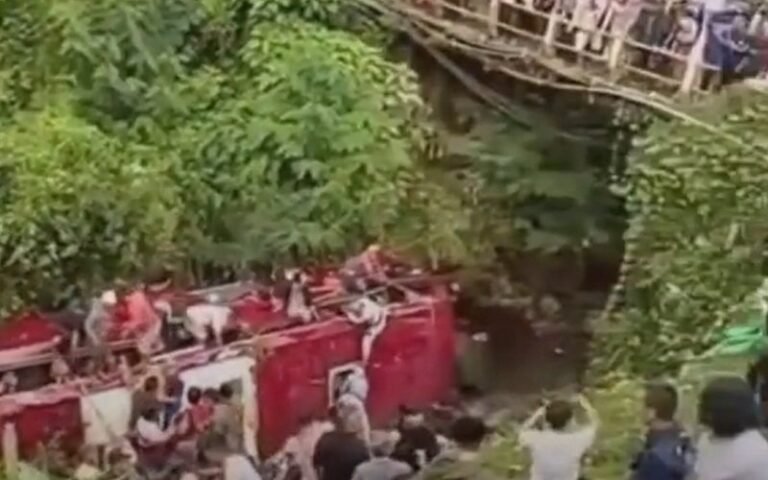 Bus Tanpa Sopir Masuk Sungai di Guci Tewaskan Satu Orang: Diduga Tuas Rem Tangan Dimainkan