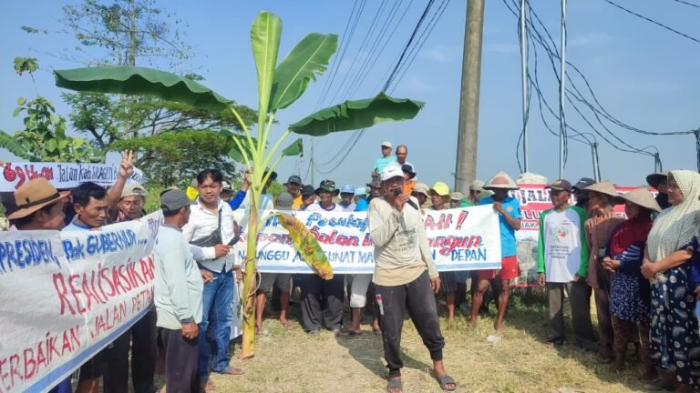 Jalan Rusak Puluhan Tahun Petani Ngamuk
