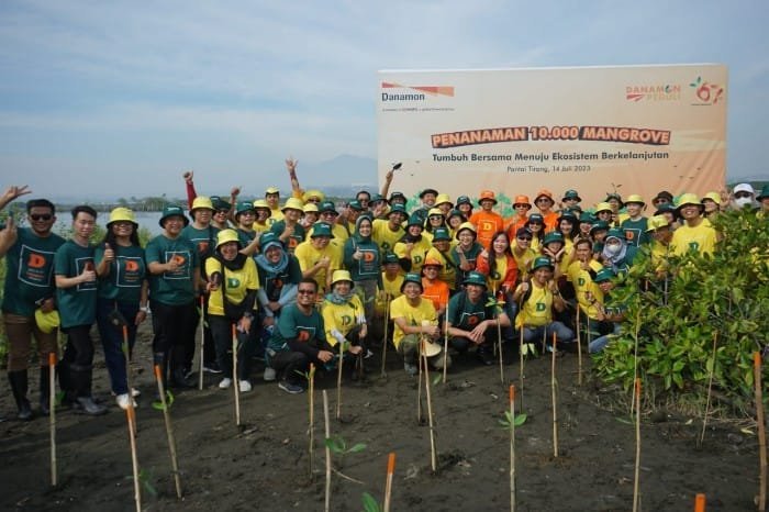 Danamon Tanam 10.000 Pohon Mangrove di Pantai Tirang