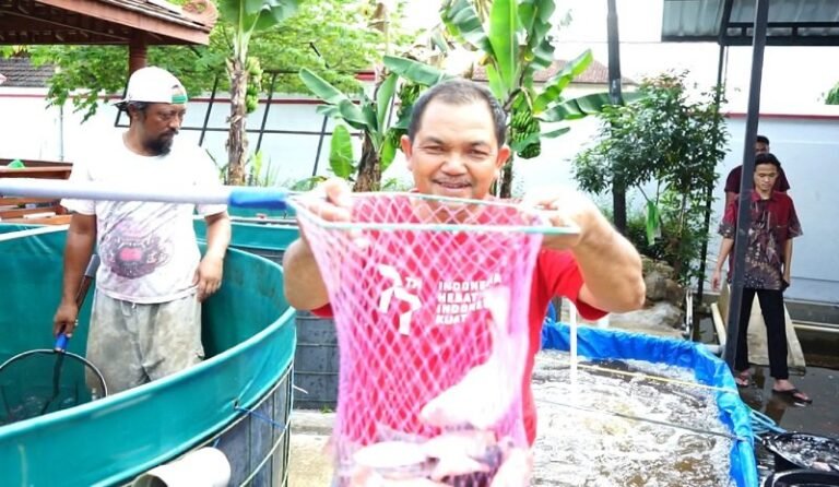 Manfaatkan Halaman Rumah Dinas, Bupati Semarang Uji Coba Bioflok Ikan Nila