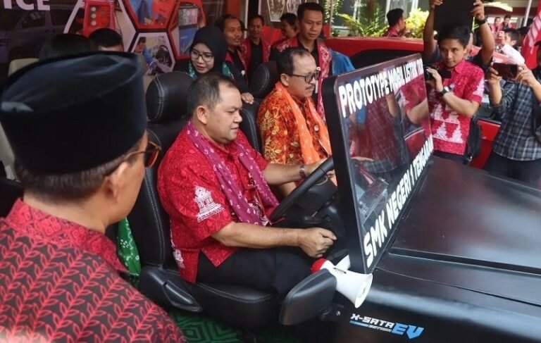Bupati Semarang Jajal Prototipe Mobil Listrik SMKN 1 Tengaran