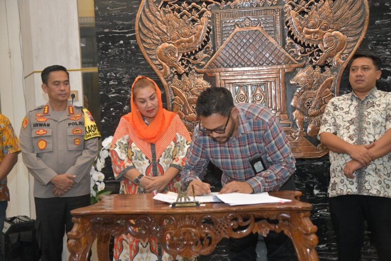 Pemkot, KPU, dan Bawaslu Kota Semarang Tanda Tangani Naskah Hibah Pemilu 2024