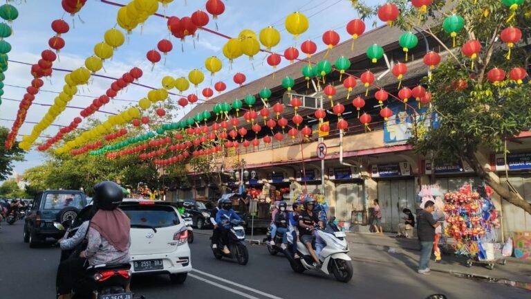 Imlek 2575, Kawasan Balaikota Solo Berhias Lampion Shio, Maskot Naga Spesial dari China