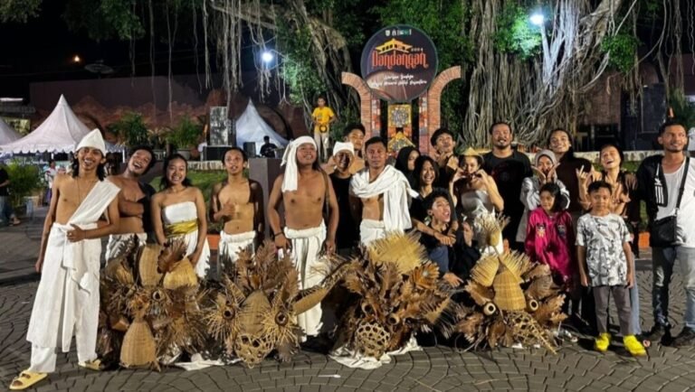 Komunitas Seni Samar Pentaskan ‘Barongan Ndas Papat’ di Dandangan Kudus