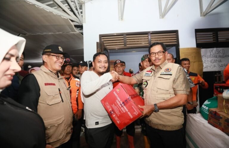 Nana Sudjana Bantu Banjir Pekalongan Rp160 Juta
