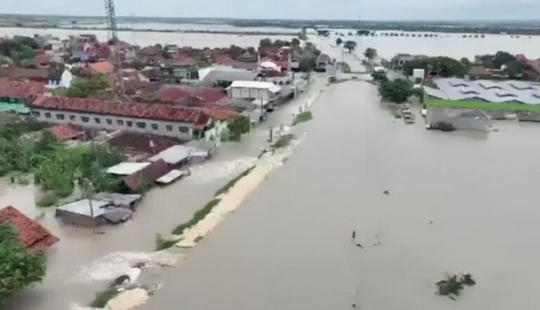 Demak Lumpuh, Kantor Pemkab dan Alun-alun Tergenang Banjir, PNS Kerja dari Rumah 