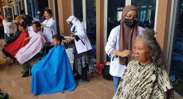 Komunitas Cukur Hibur para Pengungsi dengan Cukur Rambut Gratis 
