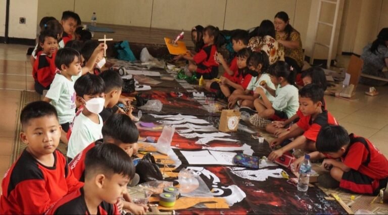 UKSW Gelar Lomba Menghias Salib dari Bahan Bekas