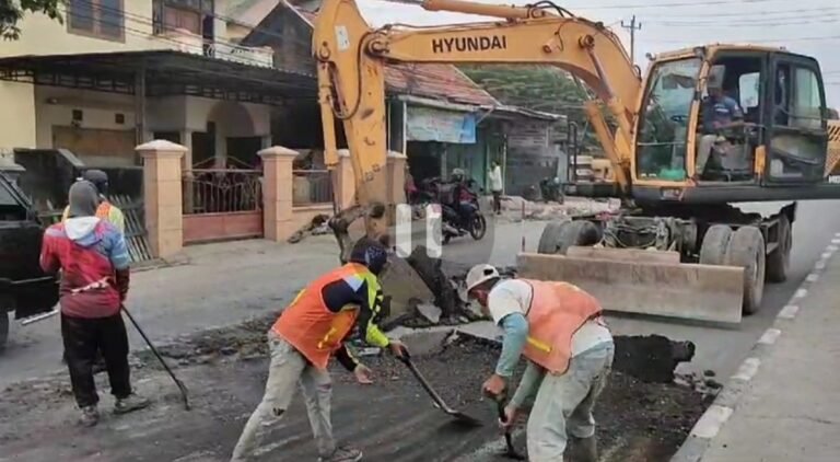 Jokowi Perintahkan Jalan Rusak Karanganyar Demak Akibat Banjir Segera Diperbaiki 