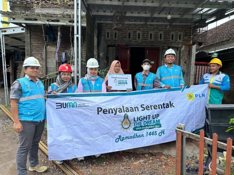 PLN UP2D Jateng & DIY Bantu 26 Warga Pasang Listrik Gratis