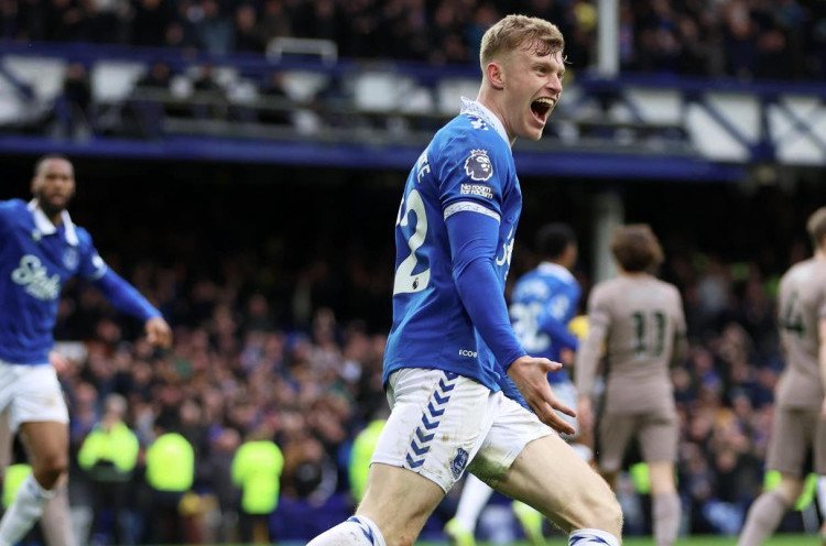 Derby Manchester Berebut Bek Everton