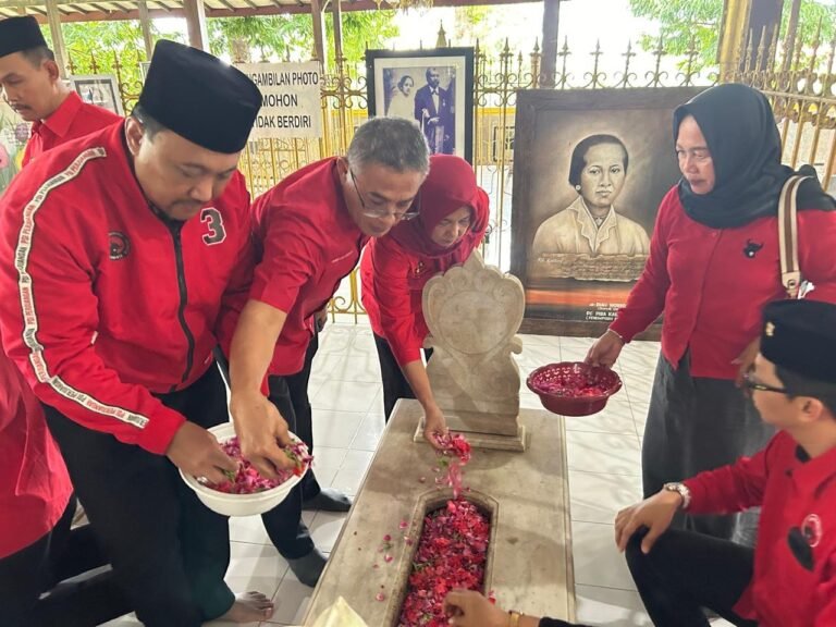 Dukung Surat Megawati, PDI Perjuangan Jateng Ziarah ke Makam RA Kartini