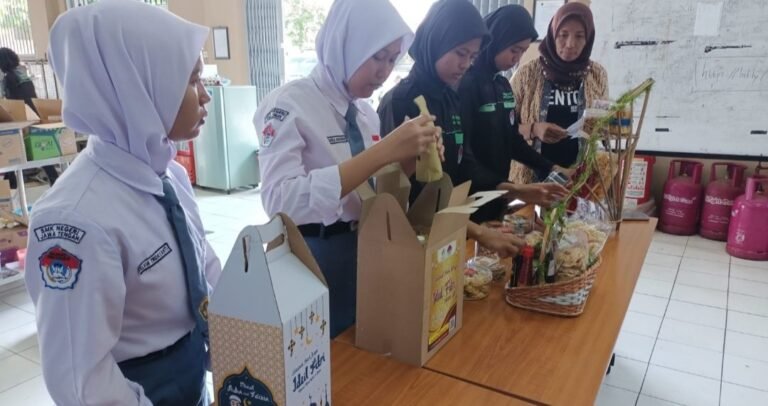 Komunitas UMKM dan SMK Jateng di Pati Kolaborasi Produksi Parcel Lebaran