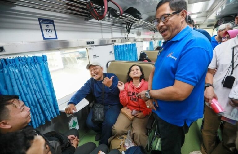 Pj Berangkatkan 1.088 Warga Mudik Gratis Naik Kereta Api
