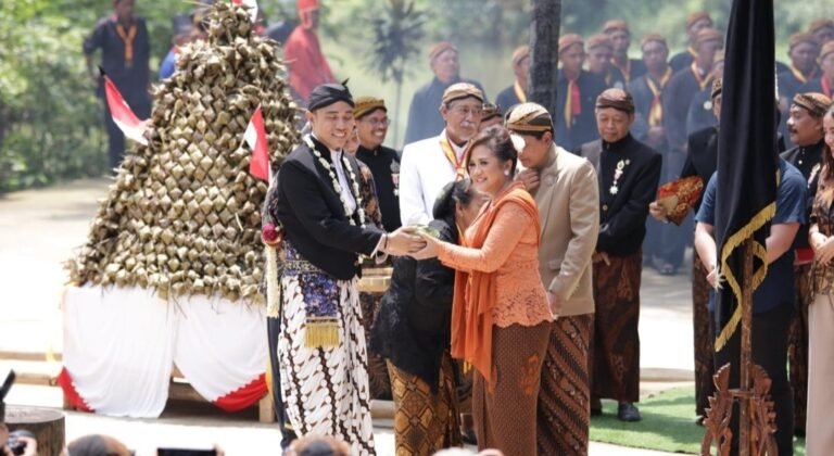 Tradisi Syawalan Ribuan Warga Solo Berebut Ketupat di Solo Safari