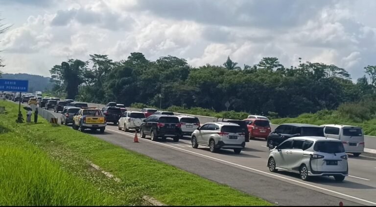 Tol Maupun Jalan Biasa Macet, Solo-Salatiga Empat Jam 
