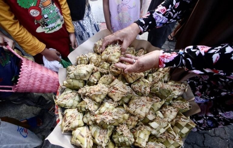 Warga Semarang Rayakan Tradisi  “Kupat Jembut”, Seperti Apa Bentuknya?