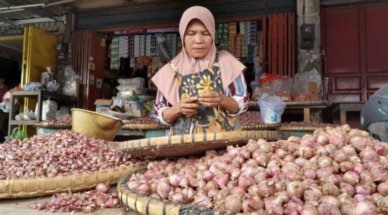 Sejak Lebaran, Bawang Merah Masih Melambung Tinggi di Salatiga