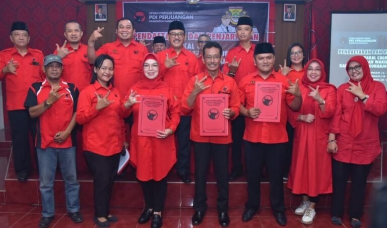 Tiga Kader PDIP Kompak Ambil Formulir Pendaftaran Balon Bupati