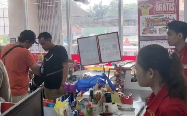 Karyawan Gercep Tekan Tombol Aplikasi Libas, Tak Pakai Lama Polisi Amankan Maling di Alfamart 