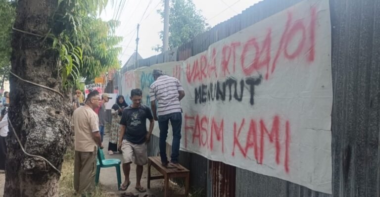 Warga Demo Dugaan Pengalihan Fasum Perumahan untuk Pribadi