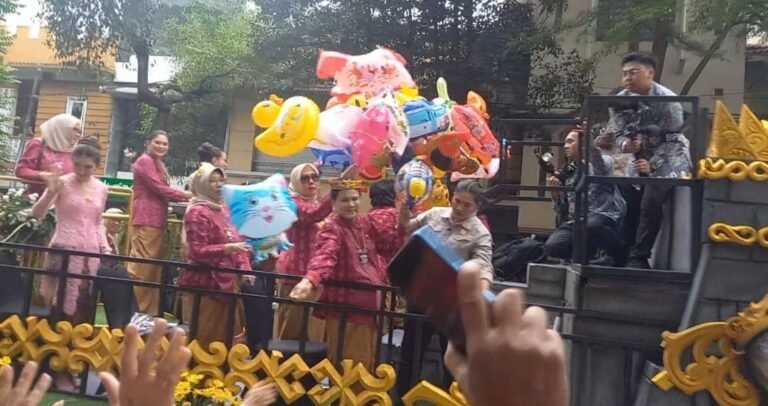 Ibu Iriana Jokowi Kirab HUT Dekranas Naik Mobil Rojomolo