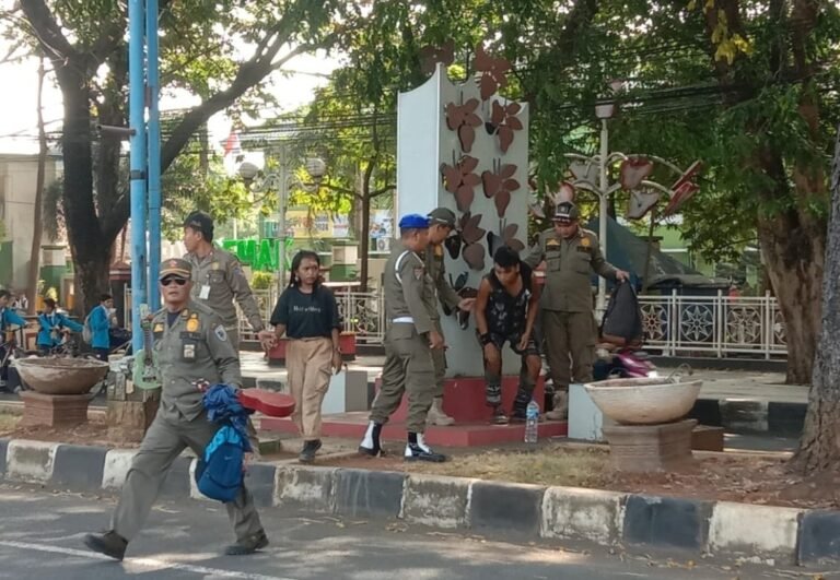 Satpol PP Demak Garuk Delapan Anak Punk Jalanan
