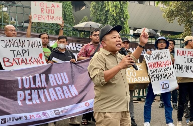 Ratusan Insan Pewarta Jawa Tengah Demo Tolak Keras RUU Penyiaran