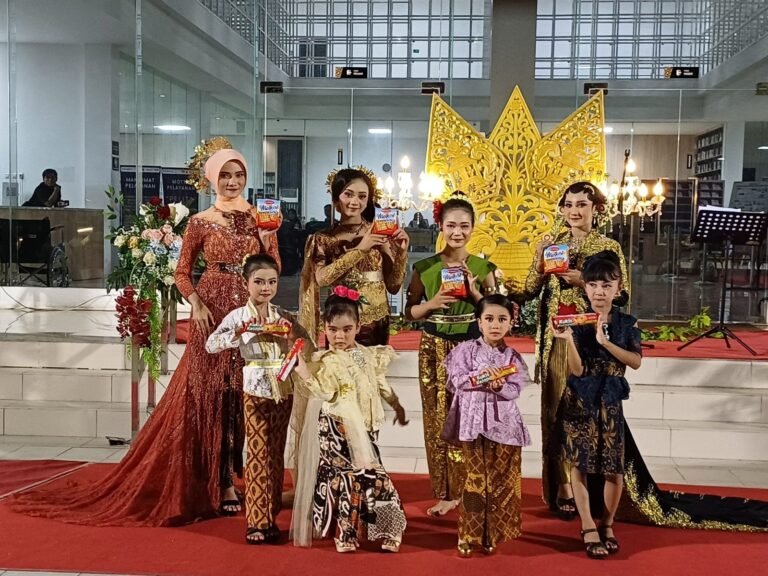 Peringati Hari Kartini, Biskuit Kokola Gelar Fashion Show