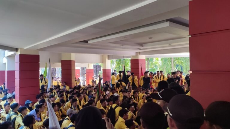 Mahasiswa UNNES Demo Kenaikan IPI dan UKT Hingga Rp 200 juta
