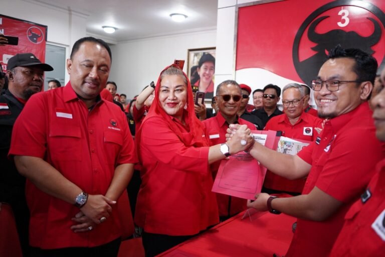 Mbak Ita Serahkan Formulir Pendaftaran Calon Wali Kota di DPC PDIP, Siap Majukan Kota Semarang