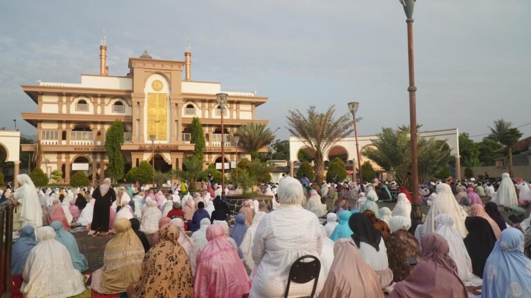 Bupati Semarang Sholat Idul Adha di Masjid Agung Al Mabrur Ungaran, Ini Pesannya