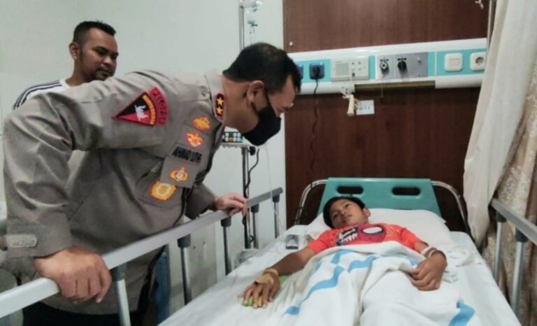 Kapolda Jenguk Korban Keracunan Massal di Tandang Semarang