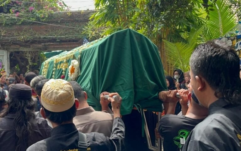 Ribuan Pelayat Iringi Pemakaman Ikhwan Ubaidillah dI TPU 1 Bergota