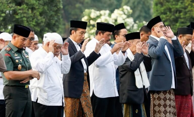 Berbaur dengan Masyarakat, Presiden Jokowi dan Pj Gubernur Jateng Salat Ied dan Kurban di Semarang
