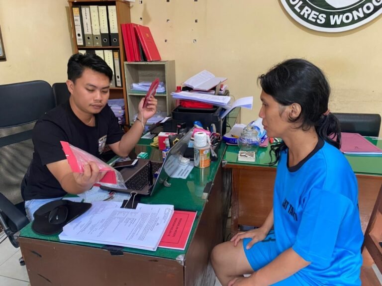 DIPERIKSA : Pelaku narkoba saat diperiksa penyidik satnarkoba Polres Wonogiri. (ade ujianingsih/Jatengpos)