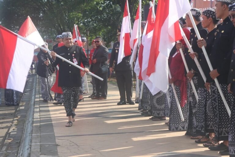 Upacara Harlah Pancasila, Bupati Semarang Bagikan Bendera Merah Putih