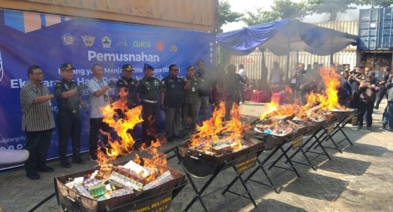 Bea Cukai Bakar Jutaan Batang Rokok dan Miras 