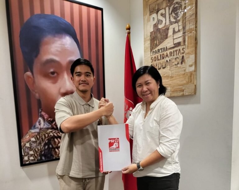 Kaesang Beri Surat Tugas Melly Pangestu di Pilwakot Kota Semarang 