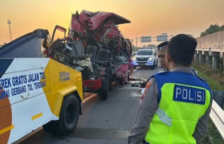 Rombongan Wisata Asal Surabaya Tabrak Truk di Tol Boyolali, 6 Meninggal Dunia 14 Luka