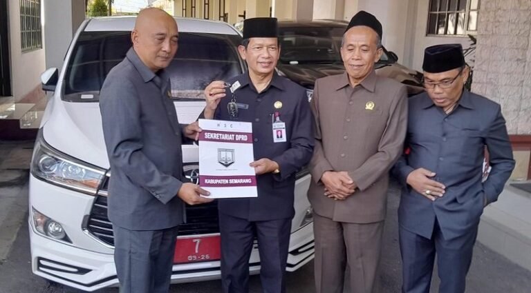 Jelang Pelantikan, Pimpinan DPRD Kabupaten Semarang Kembalikan Mobil Dinas