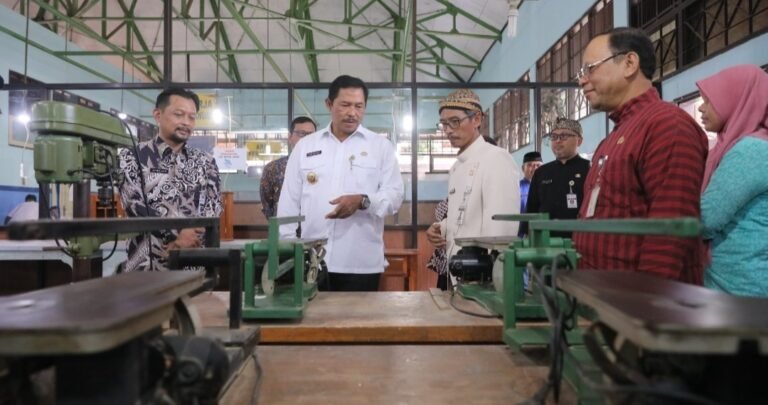 Tingkatkan Pendidikan Vokasi, Pj Gubernur Jateng Cek Belanja Fisik di SMK Negeri 9 Surakarta Senilai Rp3,6 Miliar