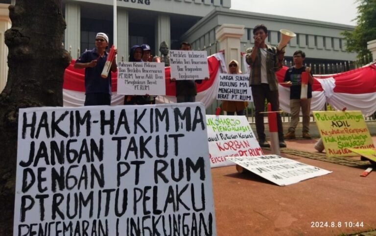 Warga Sukoharjo Datangi MA Bunyikan Kentongan: Minta Majelis Hakim Menghukum PT RUM