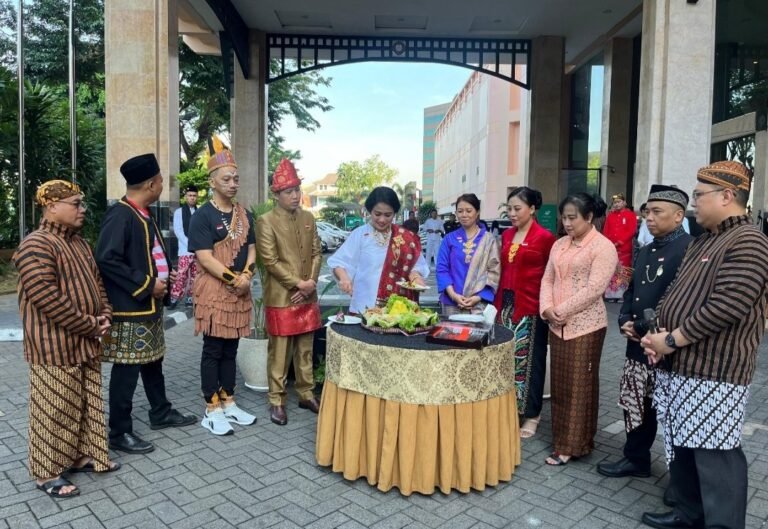 Peringati HUT RI Ke-79, Hotel Ciputra Upacara Bendera Busana Nusantara